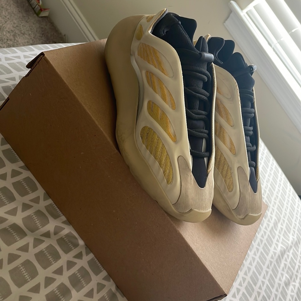 comfortable! small cleanable scuffs comes in box